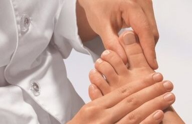 Provimi i gishtave të mjekut me kërpudhat e këmbëve